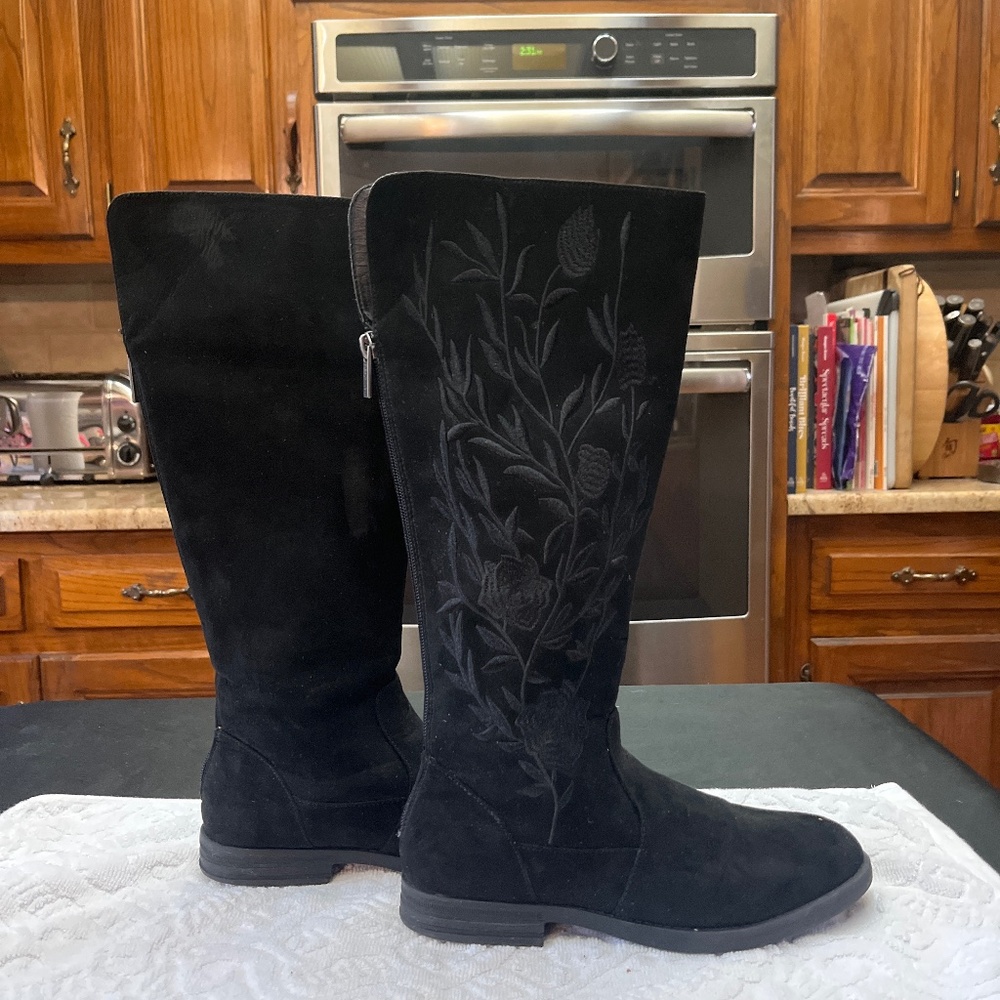 Girls Black Suede Kenneth Cole Reaction Tall Embroidered Boots.  Almost Like New